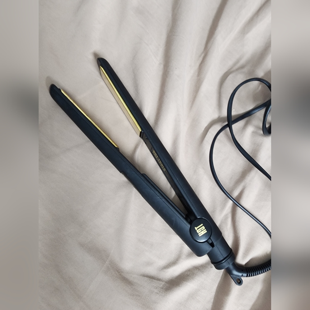 Hot tools hair straightner